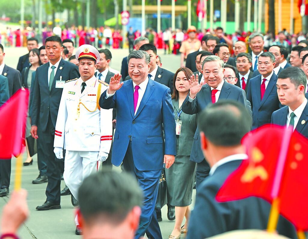 北京与越南正加快推动跨境经济合作区建设。 图为中共中央总书记习近平2025年4月访问越南。 （新华社）