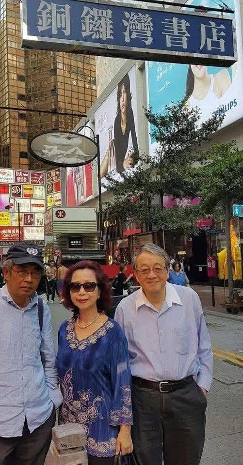 十几年前我们夫妇与林荣基在香港洛克道铜锣湾书店门口合影。 图：林保华提供
