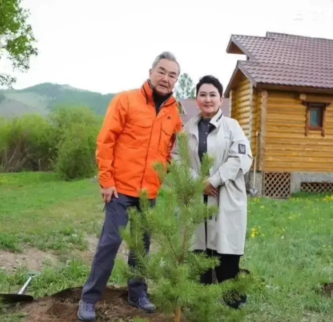 外蒙古牛羊多吃一口草，华北人民就多吃一口沙？