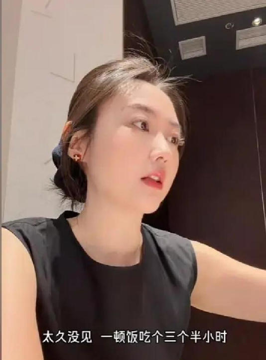 空姐16年飞来飞去累坏,离职后买房陪女儿每周健身