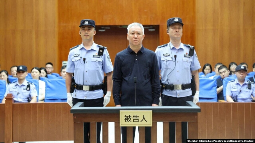 中国深圳市中级人民法院发布的照片显示，中国恒大集团创始人许家印站在广东省深圳市中级人民法院的法庭上。(2026年8月20日)