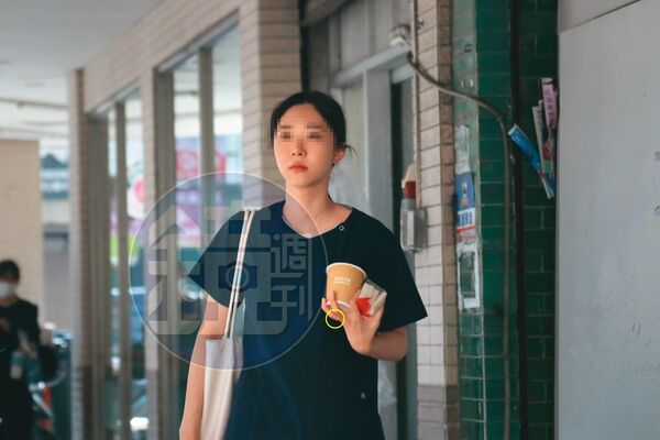 許芊芊（圖）長相清秀，她如今已嫁作人婦，手上還有婚戒（黃圈處）。