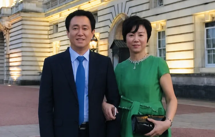 中國恆大地產創辦人許家印（左）因詐欺被判處無期徒刑，前妻丁玉梅則早已將2370億元轉移到海外並出國逍遙。翻攝微博/恆大許家印事件