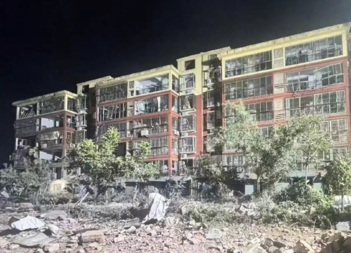 ▲中國山東臨沂市一處住宅區昨（21）日下午發生大爆炸，官方通報已知至少造成1人死亡、2人失聯，另有多人受傷。（圖／翻攝自微博）