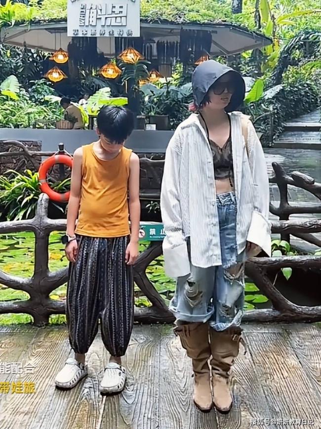 家长晒出旅游照片，网：下半身用力过猛