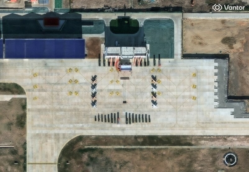 卫星影像摄于9月30日后,分析专家指出联合基地中可见轻型攻击机和军用车辆。 (Vantor/Handout via 路透社)