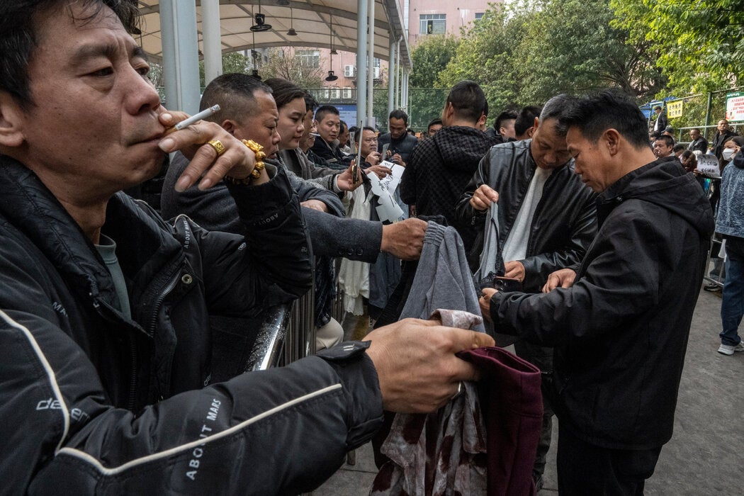 在广州的一个劳动力市场，带着服装样品的工厂老板们正在招募服装工人。
