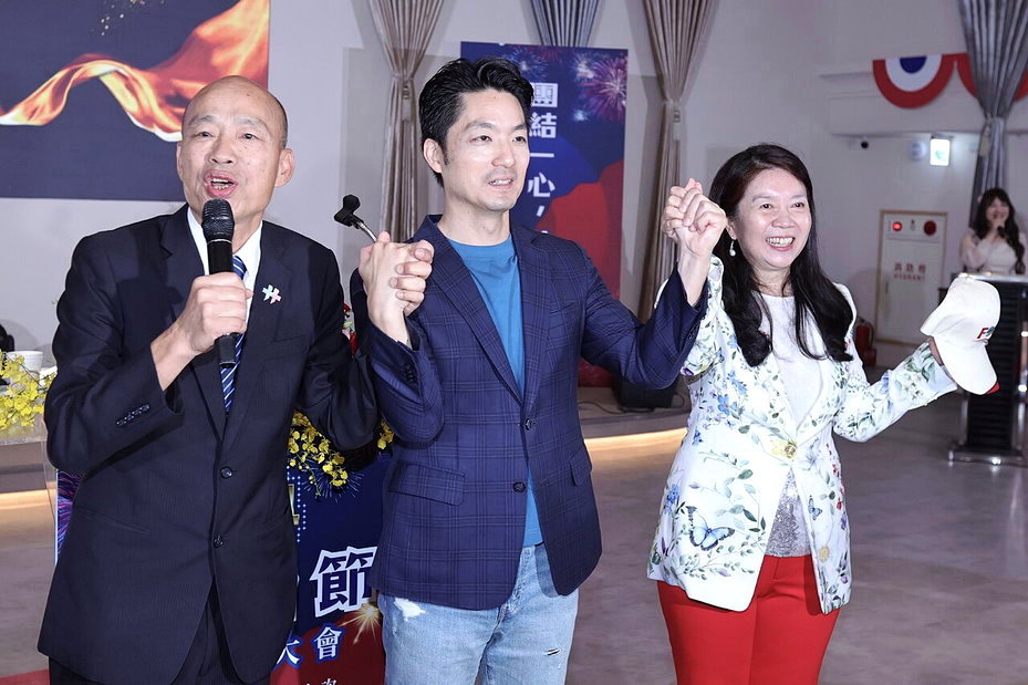 立法院长韩国瑜（左）、台北市长蒋万安（中）今出席华侨节庆祝大会，蒋万安和韩国瑜、华侨总会理事长童惠珍（右）一起高喊「冻蒜」。记者许正宏／摄影