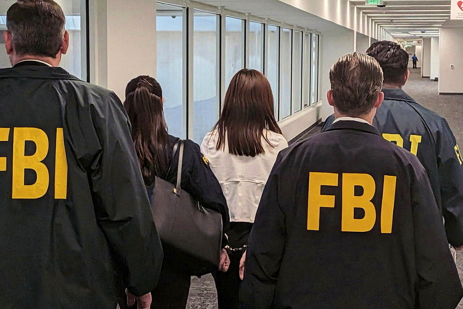 34歲美籍華裔房仲張婉瑩（中）遭控接受中國政府官員指示，監視總統賴清德在美國的兒子賴廷與及其家人，於10月4日在洛杉磯國際機場被捕。美聯社